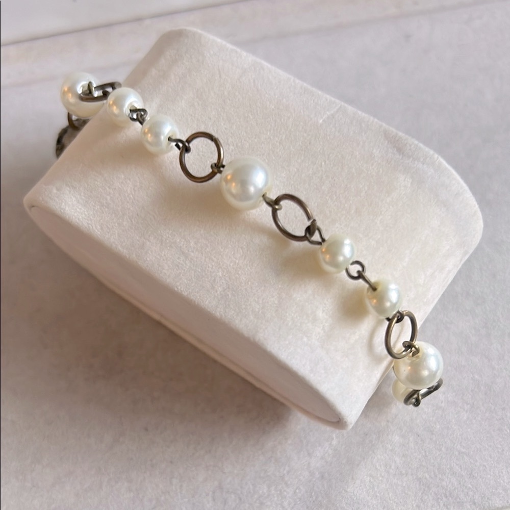 Elegant Pearl Bracelet with Antique‎ Finish